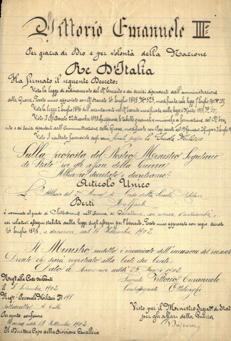 Un centinaio o poco meno, di documenti ufficiali, diplomi, certificati, …