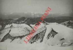 Veduta alpina con neve.