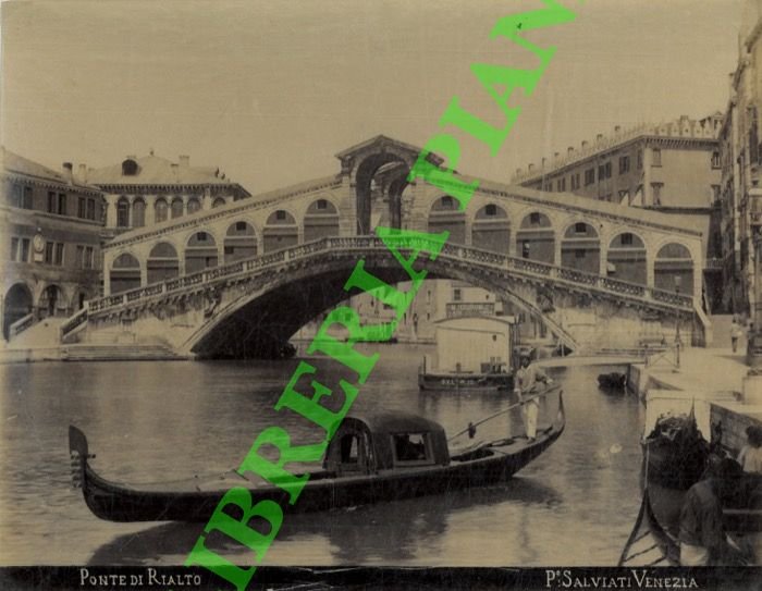 Venezia. Ponte di Rialto. Gondola in primo piano.
