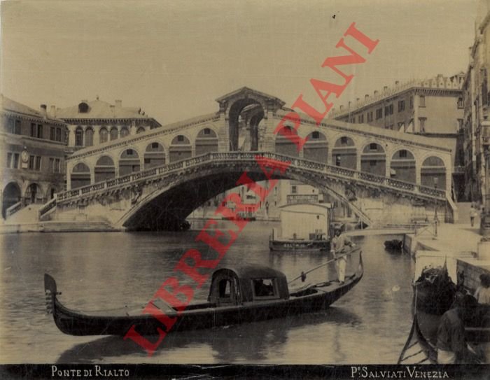 Venezia. Ponte di Rialto. Gondola in primo piano.