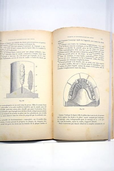 Une poignée de procédés. L'or coulé sous pression de vapeur …