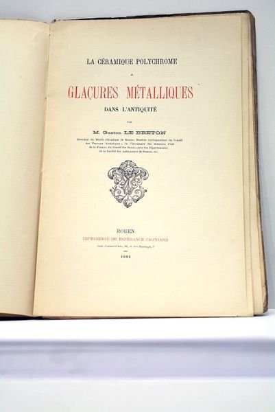 La céramique polychromique à glaçures métalliques.