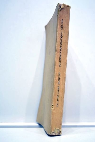LIVRE (le) jaune français. Documents diplomatiques 1938-1939. Pièces relatives aux …
