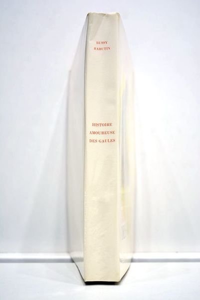 Histoire amoureuse des Gaules. Illustrations rehaussées de pochoirs, bandeaux, cadres, …