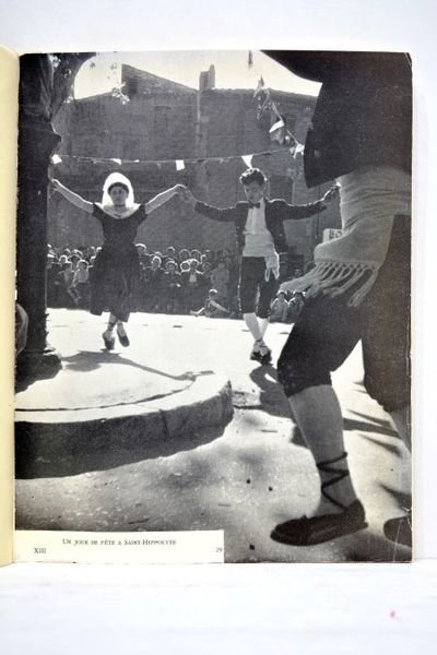 La Sardane. La danse des catalans. Son symbole, sa magie, …