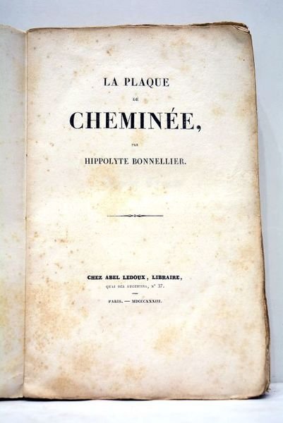 La plaque de cheminée.