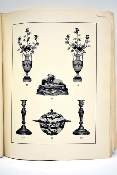 OBJETS d'art du XVIIIe siècle. Pastel de pillement, faïences et …