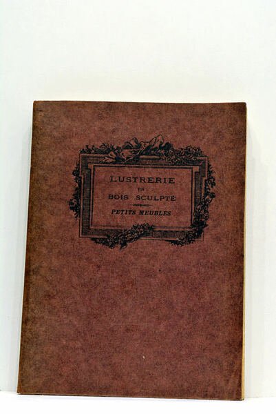 LUSTRERIE EN BOIS SCULPTÉ. Petits meubles.