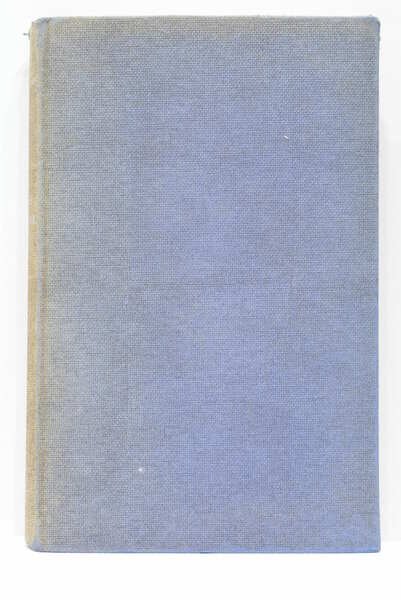 À travers les barreaux.