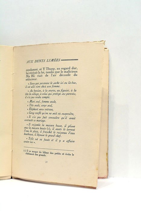 Chez les beautés aux dents limées.