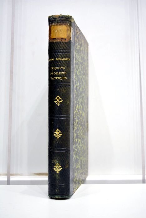 Cinquante problèmes tactiques. Discutés et traités sur la carte de …