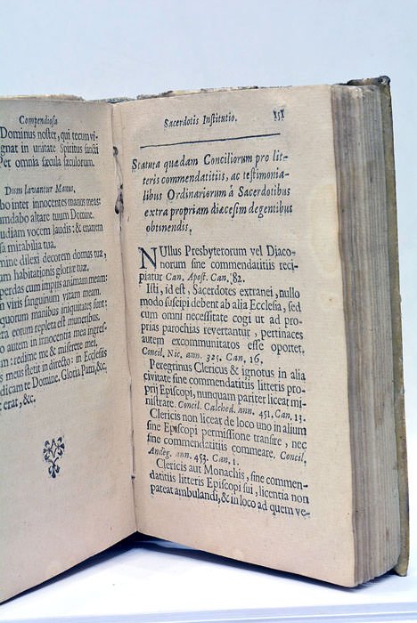 COMPENDIOSA Sacerdotis Institutio, praecipuas sacrificii missae difficultates breviter complectens. Ex …