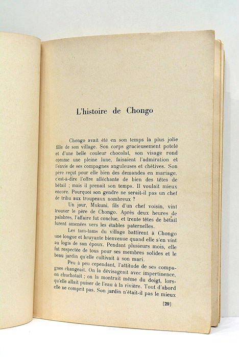 Dans la Brousse africaine. Le Dr. E.G.Marcus en face de …