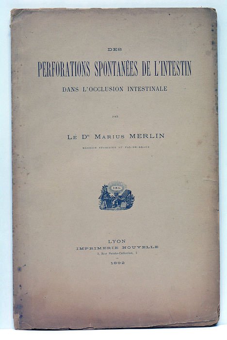 Des perforations spontanées de l'intestin dans l'occlusion intestinale.