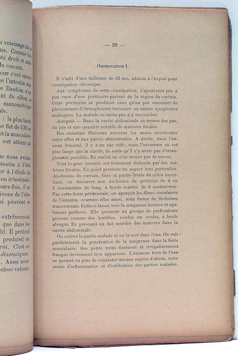 Des perforations spontanées de l'intestin dans l'occlusion intestinale.