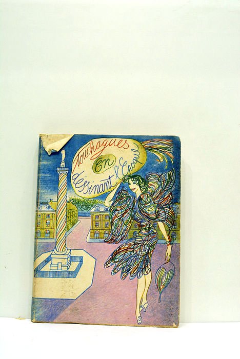 En dessinant l'époque.