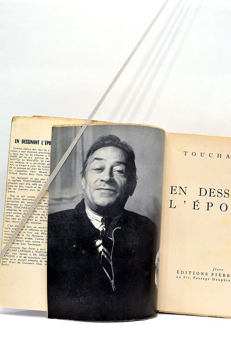 En dessinant l'époque.