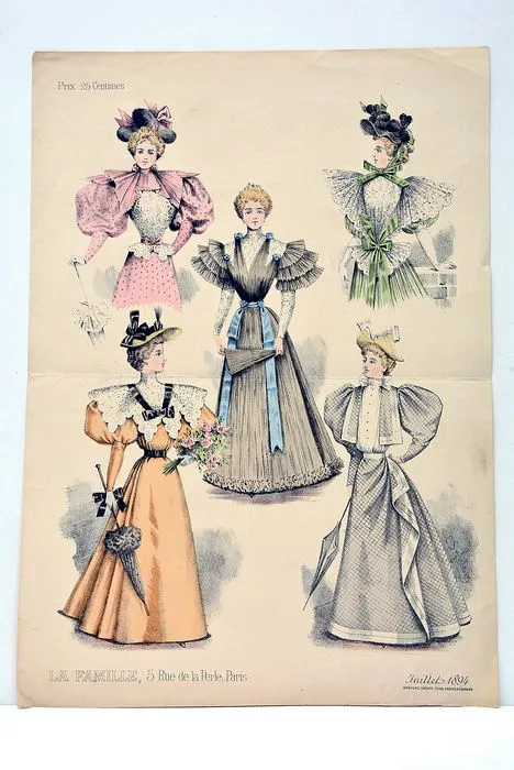 Gravure signée de toilettes de femmes. Revue La Famille, 5 …