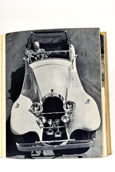 Histoire mondiale de l'automobile. Avec la collaboration de Michel Iatca.