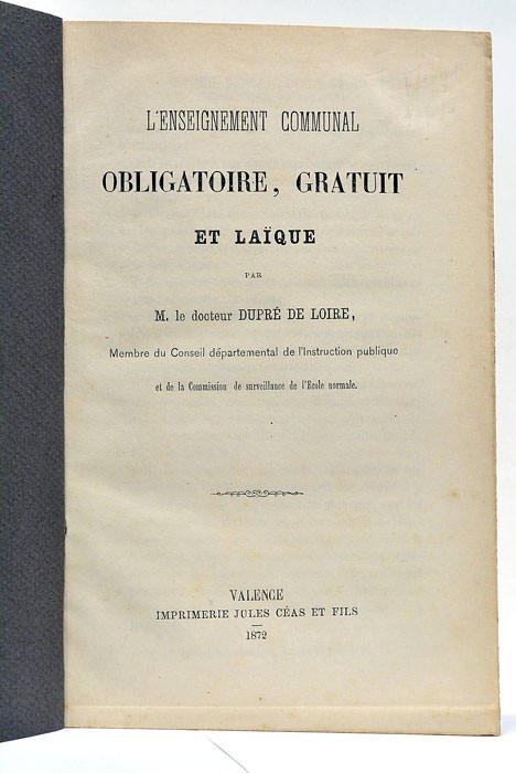 L'enseignement communal obligatoire, gratuit et laïque.
