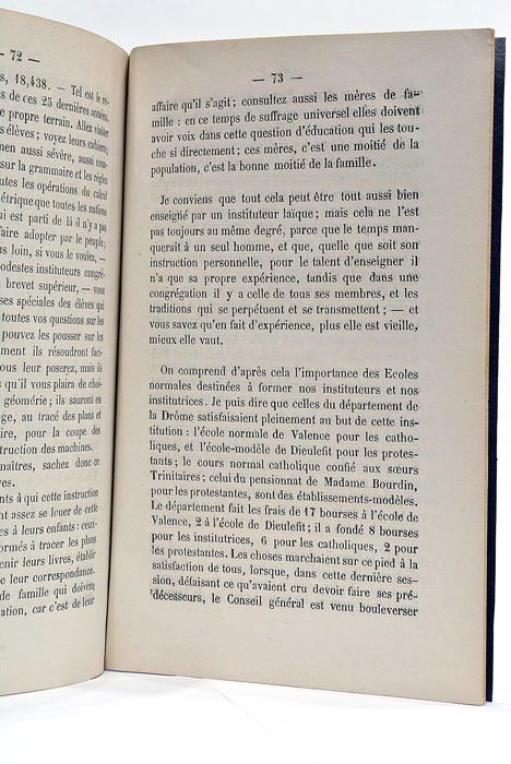 L'enseignement communal obligatoire, gratuit et laïque.