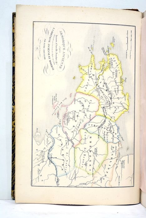 La Bretagne ancienne et moderne. Illustrée par Mm. A. Leleux, …