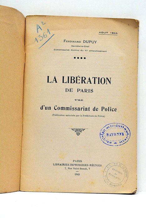 La libération de Paris. Vue d'un Commissariat de Police.