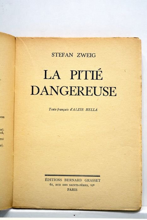 La pitié dangereuse. Texte français d'Alzir Hella. 37e édition.