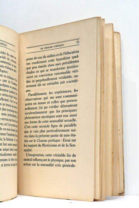 Le charme poétique. Essai sur le mysticisme et la sensualité.