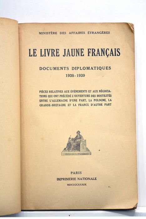 LIVRE (le) jaune français. Documents diplomatiques 1938-1939. Pièces relatives aux …