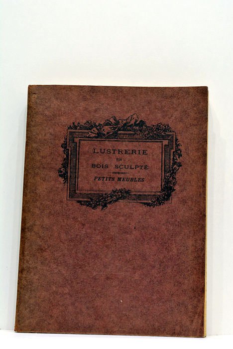 LUSTRERIE EN BOIS SCULPTÉ. Petits meubles.