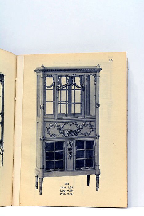 LUSTRERIE EN BOIS SCULPTÉ. Petits meubles.