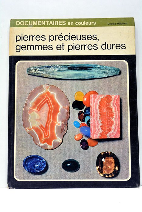 Pierres précieuses, gemmes et pierres dures.