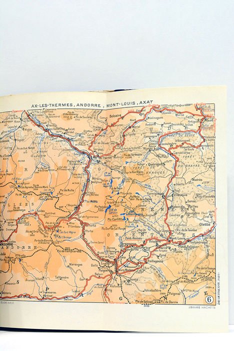 PYRÉNÉES. Les Guides Bleus. Sous la direction de Francis Ambrière.