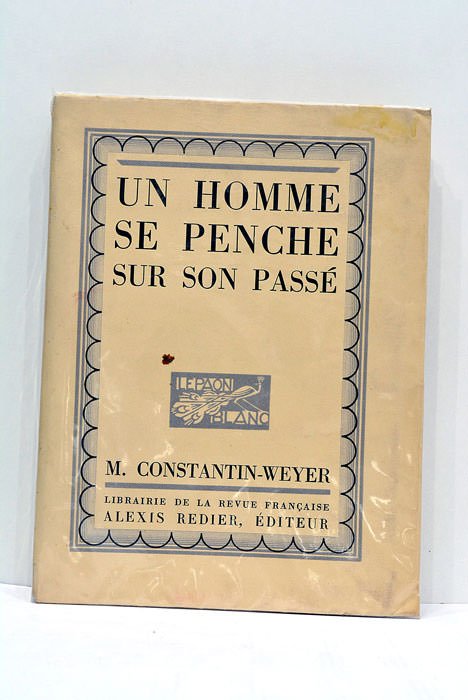 Un homme se penche sur son passé.