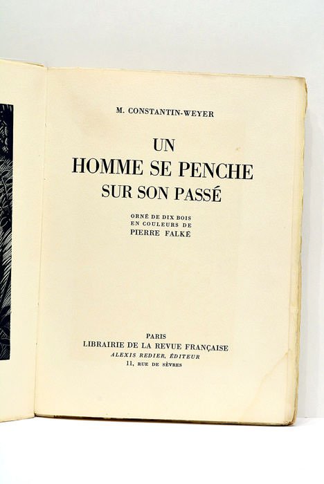 Un homme se penche sur son passé.