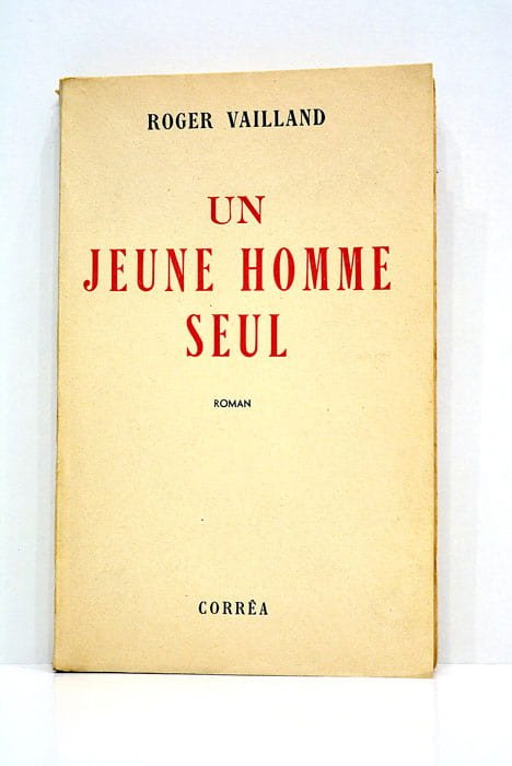 Un jeune homme seul.