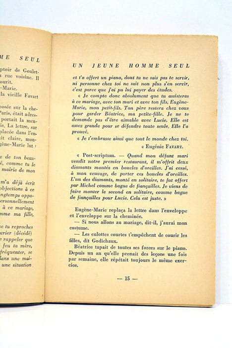 Un jeune homme seul.