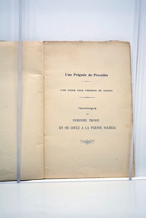Une poignée de procédés. L'or coulé sous pression de vapeur …