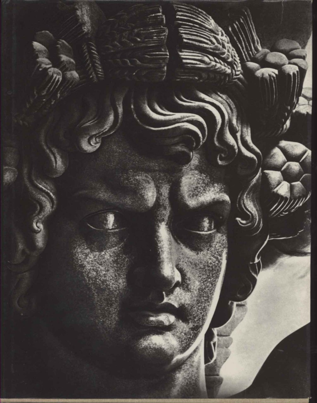 Monumental and decorative sculpture of Leningrado