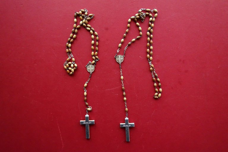 2 Rosari in Legno d'Ulivo Reliquie di Terra della Terra …