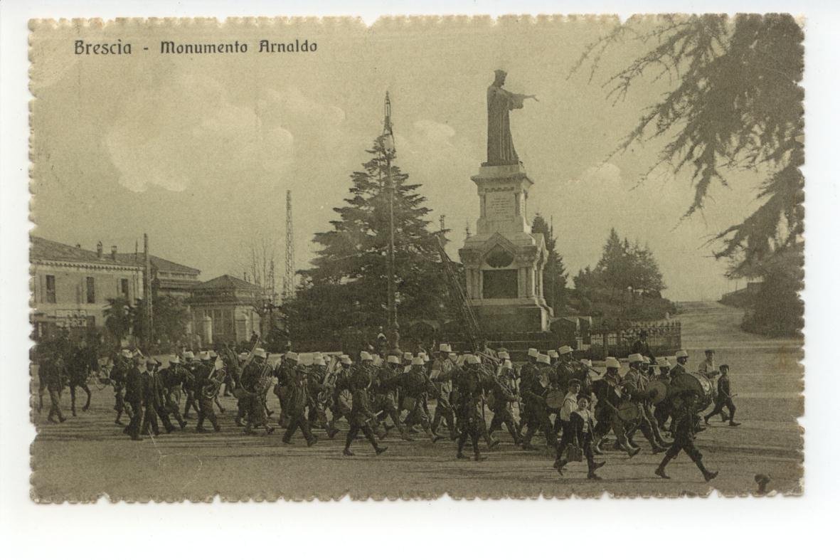 Cartolina Brescia Monumento Arnaldo 1915 viaggiata banda militare