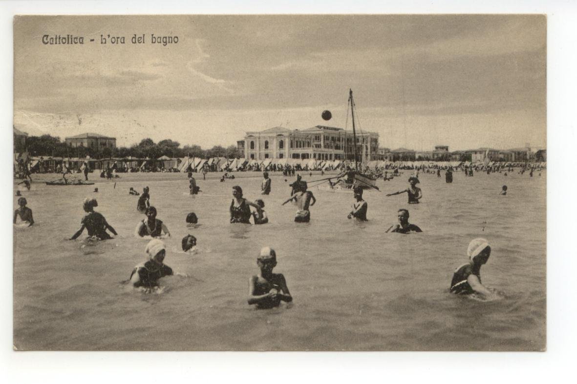 Cartolina Cattolica L'Ora del Bagno 1930 viaggiata Rimini bella