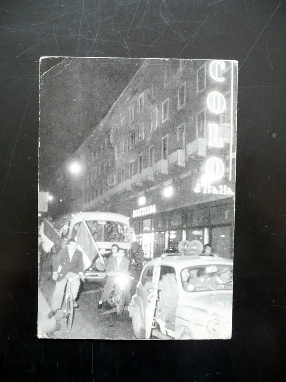Cartolina Manifestazione dei Fascisti sotto i Balconi del Secolo d'Italia 1958