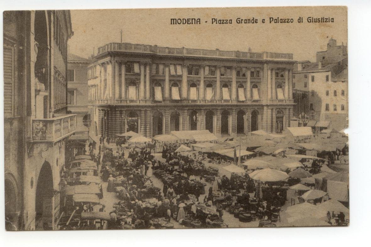 Cartolina Modena Piazza Grande e Palazzo di Giustizia non viaggiata …