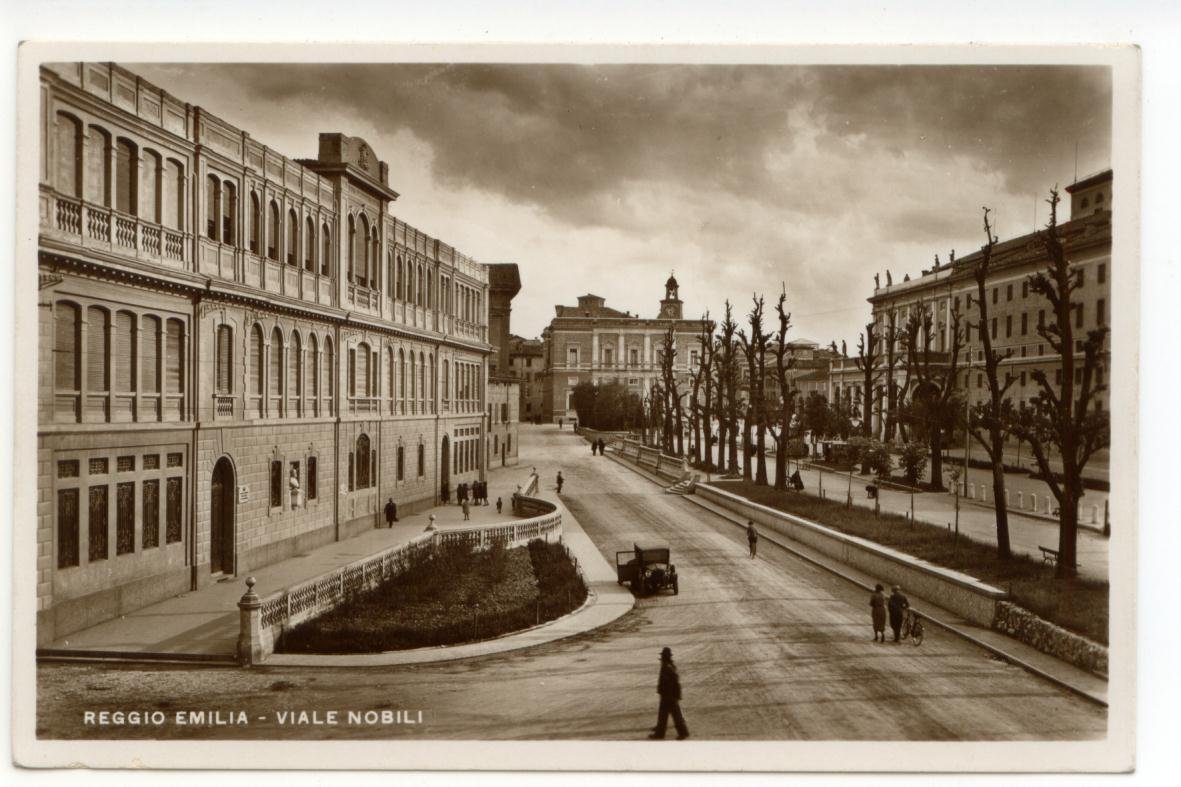 Cartolina Reggio Emilia Viale Nobili non viaggiata auto