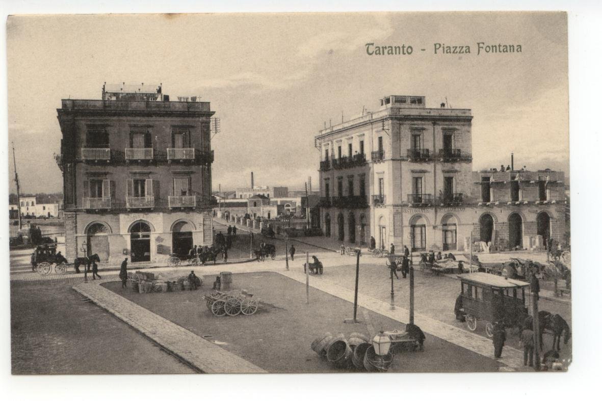 Cartolina Taranto Piazza Fontana non viaggiata carrozza