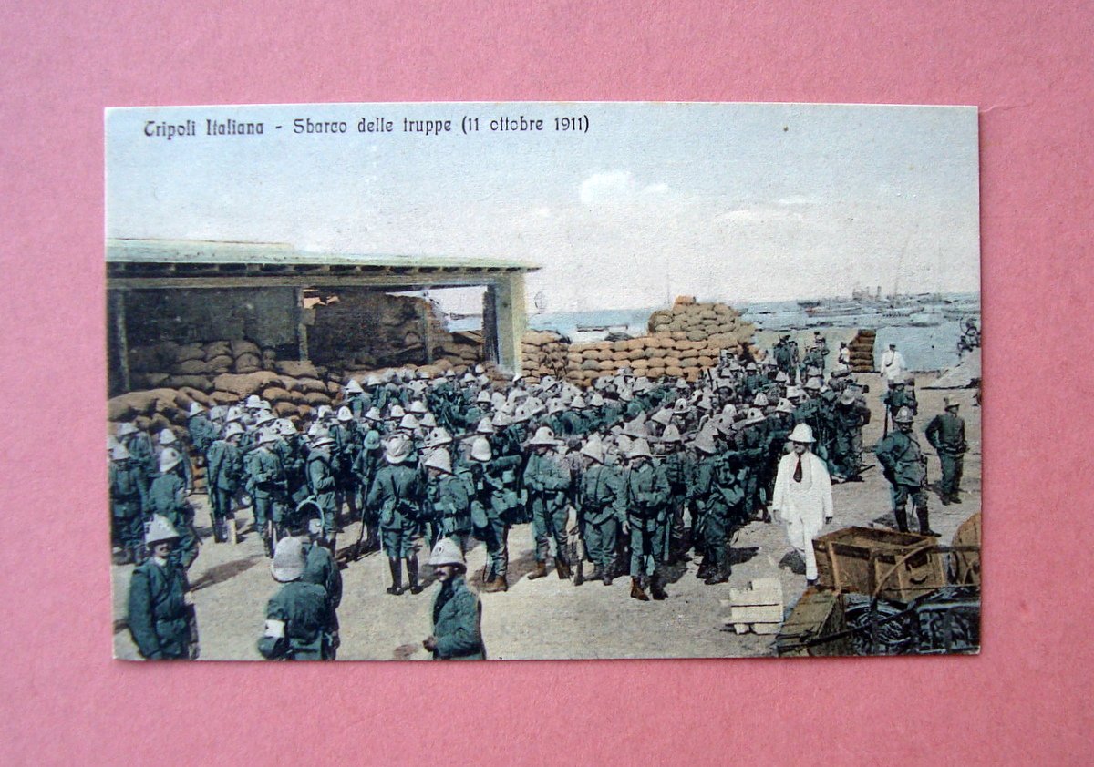 Cartolina Tripoli Italiana Sbarco delle Truppe 11/10/1911 non viaggiata | Immagine principale