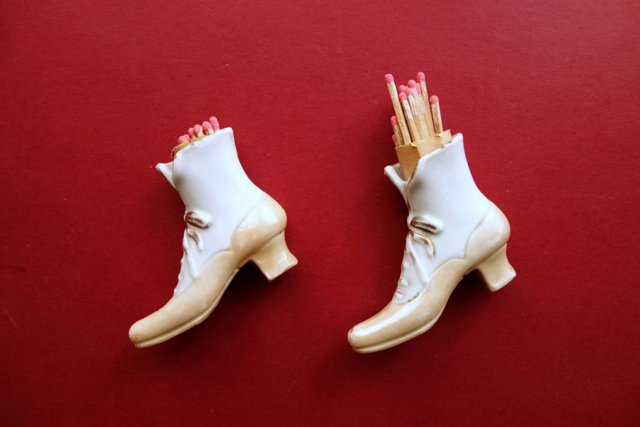 Coppia di Scarpette in Ceramica Porta Cerini Fiammiferi 1880 Circa …