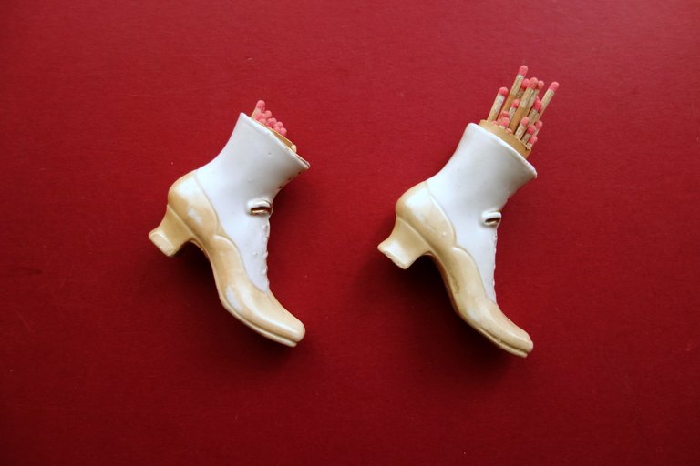 Coppia di Scarpette in Ceramica Porta Cerini Fiammiferi 1880 Circa …